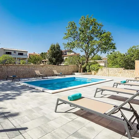 Apartments Cesare With Shared Pool Liznjan Exterior photo