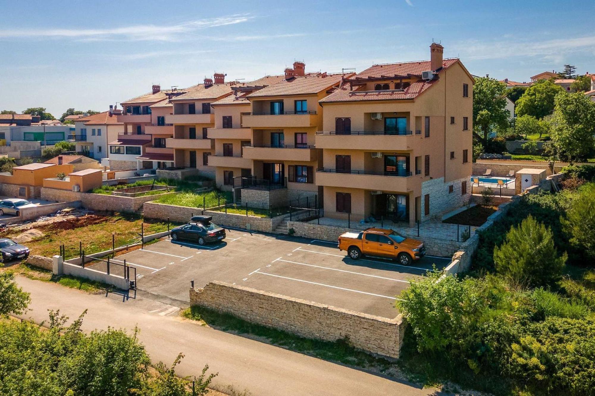 Cesare With Shared Pool Apartment *