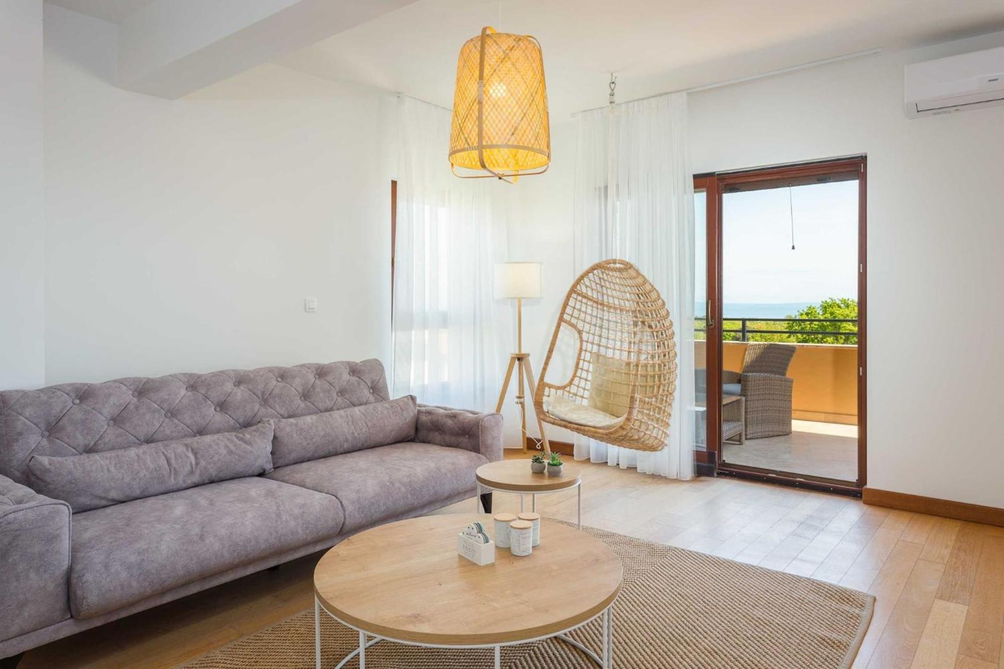 Cesare With Shared Pool Apartment Liznjan